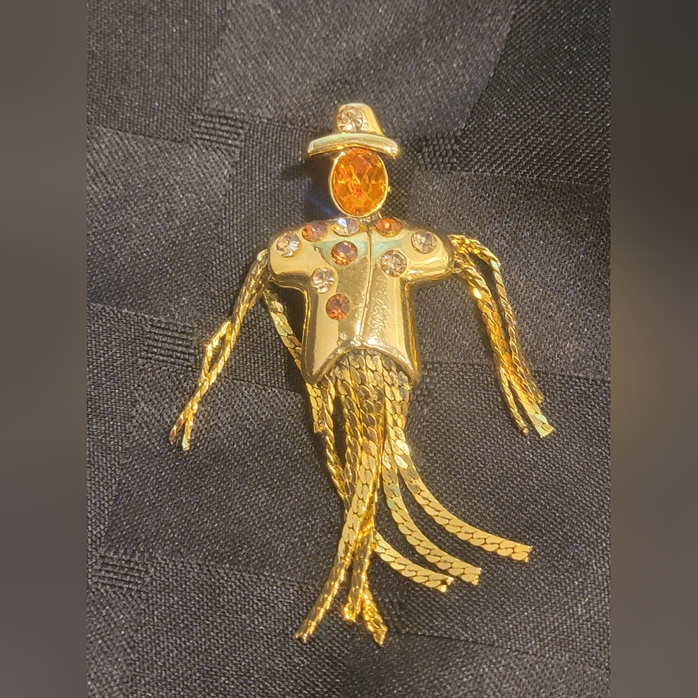Cookie LEE Scarecrow Brooch Pin Goldtone Rhinstones Chain “Straw”